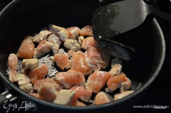 Используем готовое куриное мясо. Или обжарим куриные грудки,предварительно порезав кусочками. Переложим на блюдо.