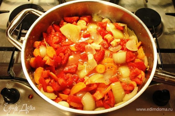 Добавить порезанные помидоры и подержать под крышкой на среднем огне 2-3 минуты. Общее время приготовления овощей - не более 10 минут. Разогреть духовку до 180 градусов.