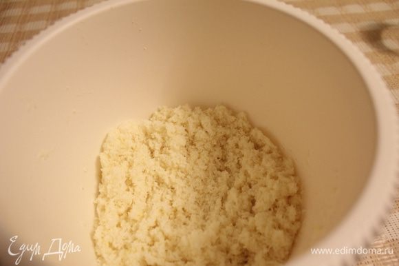 Вторую половину сахара смешать с кокосовой стружкой. Добавить смесь к яйцу и хорошо перемешать. Получится рассыпчатая, но пластичная масса. Разогреть духовку до 170 градусов.
