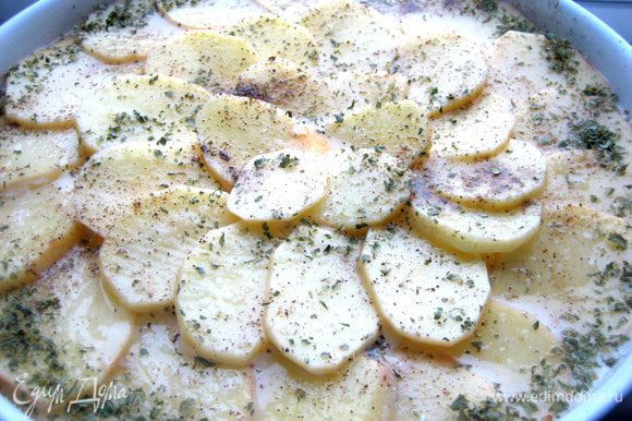 Сверху заливаем остатки омлета,стараясь попасть уже на каждый лепесток из картофеля...,снова соль,перец и зелень петрушки.