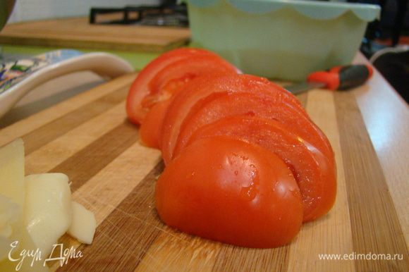 Нарезать тонкими пластинами помидоры, выстелить в форму на сыр, подсолить.