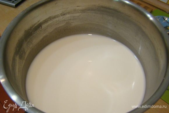 Агар-агар заливаем молоком минут на 20.