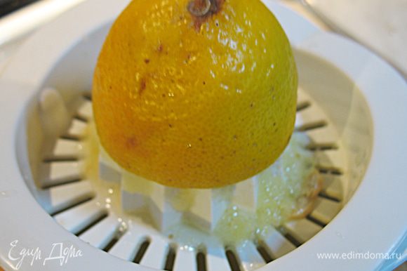 Когда смесь станет гладкой и однородной, добавить лимонный сок и варить еще 5 минут.