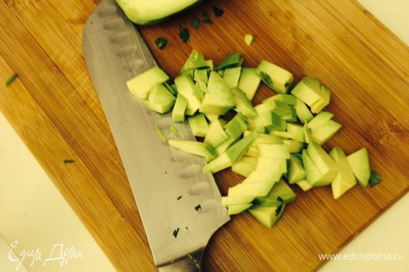 Нарезать мелкими кусочками авокадо.