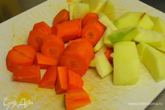 Очищенные морковь и яблоко режем крупными кусочками.