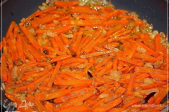 Выкладываем морковку. Хорошо перемешиваем … И тушим. Довольно долго. Пока морковка не станет мягкая.