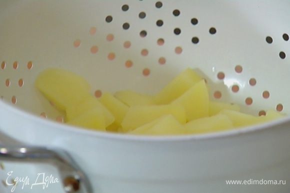 Картофель почистить, нарезать кубиками и отварить почти до готовности — он должен остаться упругим.