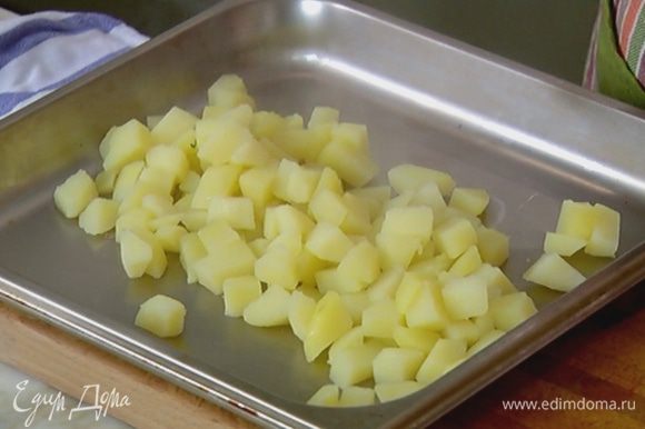 Слить воду, выложить картофель на противень, посолить, поперчить, сбрызнуть 2 ст. ложками оливкового масла и отправить в духовку под гриль на несколько минут.