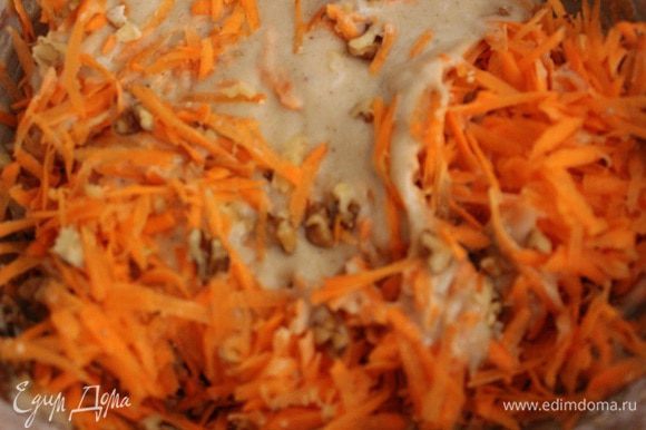 Добавить морковно-ореховую массу в тесто и еще раз перемешать ложкой.