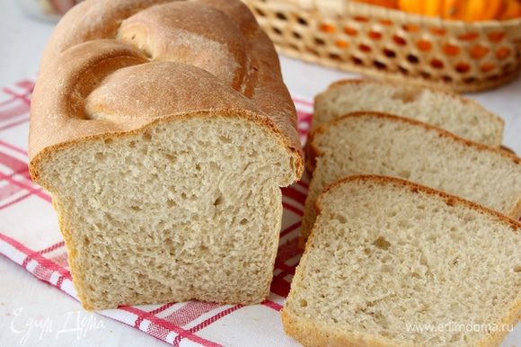 Выпекаем хлеб в духовке при 200 градусов около 30 минут с паром. Готовый хлеб оставляем остывать на решётке.