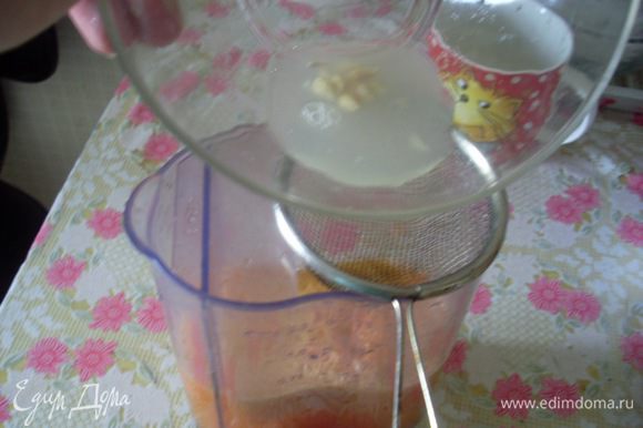 Сделать на соковыжималке сок из овощей и фруктов, добавить 1 столовую ложку лимонного сока.