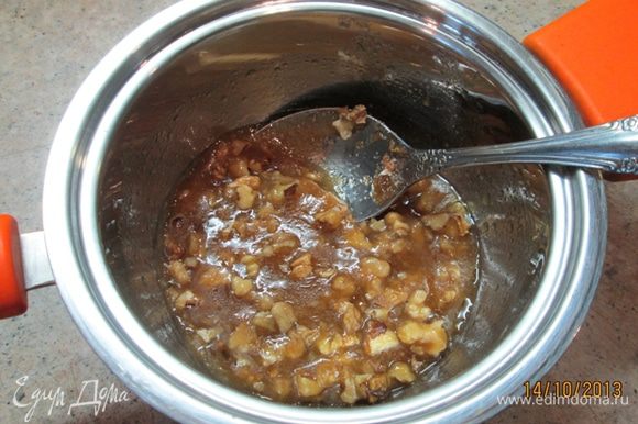 За время, пока тыква «гостит» в духовке, порубить ножом орехи. Масло растопить, добавить сахар, мед, орехи.