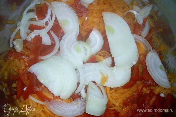 Болгарский перец нарезаем тонкой соломкой, одну луковицу - полукольцами и добавляем их к натертой тыкве.