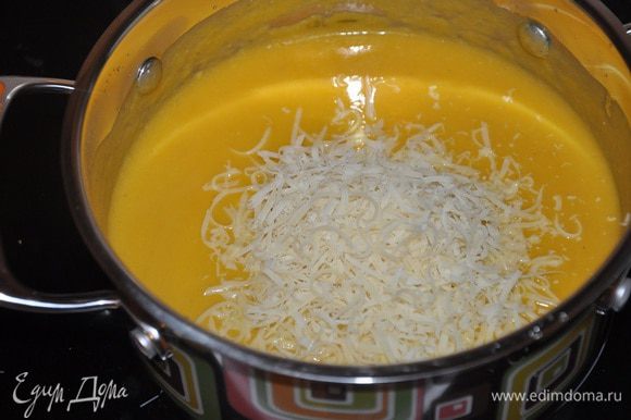 Перелейте пюре в кастрюлю, добавьте тертый сыр, перемешайте и варите еще немного на медленном огне до расплавления сыра.