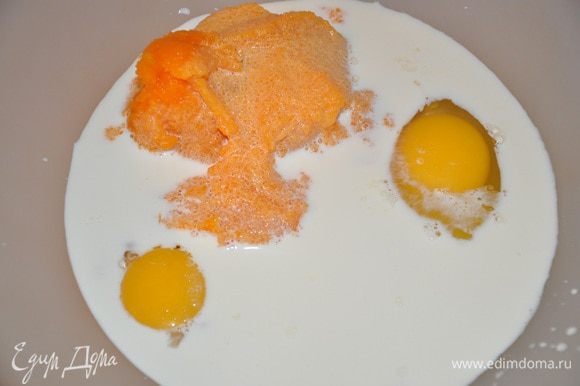 Смешиваем в миске яйцо, желток, тыквенное пюре, сахар, пряности, молоко.