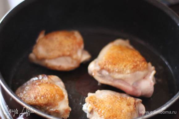 Для начала разогрейте сковороду с оливковым маслом. Обжарьте курицу с двух сторон до золотистой корочки 10–12 минут.