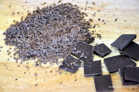 Теперь сами конфеты: Топим шоколад. Для этого: Большую часть шоколада поломать на кусочки, а где-то 50 грамм натереть на крупной терке.