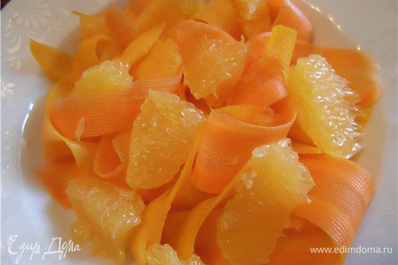 Апельсин или грейпфрут очистить от соединительных пленок и добавить к овощам