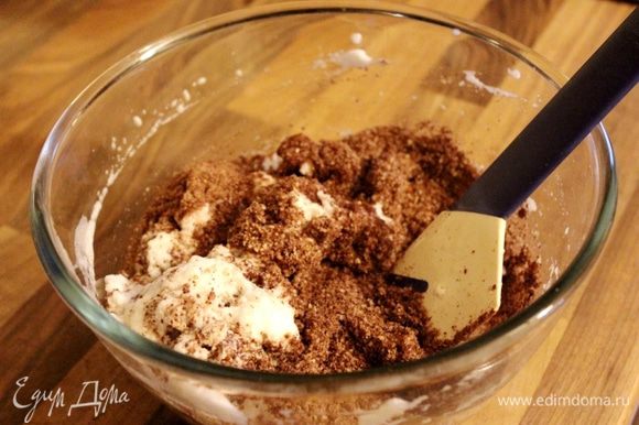 Белки взбить с щепоткой соли до жёстких пик. Аккуратно, небольшими порциями смешать шоколадно-ореховую крошку с белками.