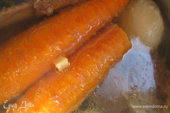 В 3 л воды сварить мясо, добавив 2 луковицы, 2 морковки, корень сельдерея и корень петрушки. До закипания бульона – на сильном огне, после - убавить огонь, снять пену. В процессе готовки – посолить. Остудить, убрать в холодильник. На следующий день снять застывший жир с поверхности. Мясо вынуть, удалить кости. Процедить бульон через льняную салфетку или сложенную вдвое марлю.