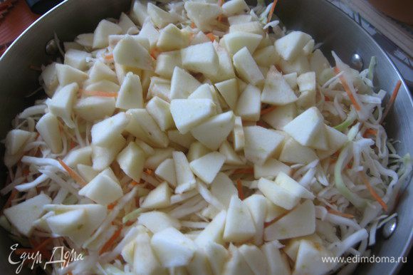 Капусту нашинковать как можно тоньше, морковь натереть на терке для корейской моркови, яблоки очистить и порезать небольшими ломтиками. Сложить в кастрюлю. Перемешать.