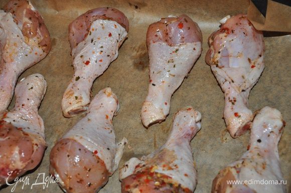 Куриные ножки вымыть и обтереть насухо, выложить на противень, обмазать смесью болгарских перцев.