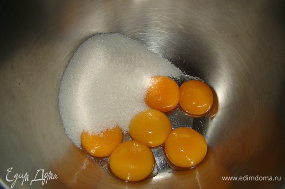 Желтки взбиваем с половиной сахара в пышную белую пену, добавляем воду.