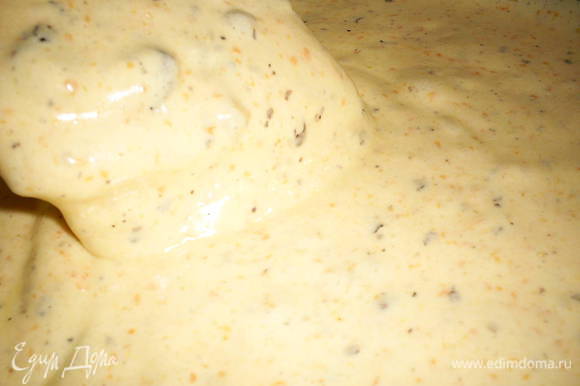 Затем добавляем в тесто грубо нарубленные орехи и перемешиваем.