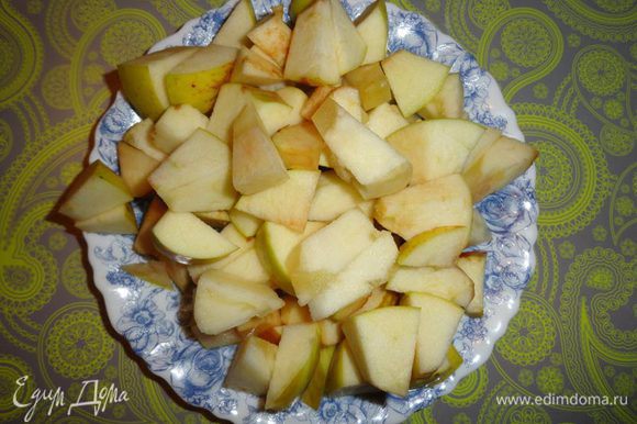 Яблоки освободить от сердцевины и нарезать довольно крупными кусочками.