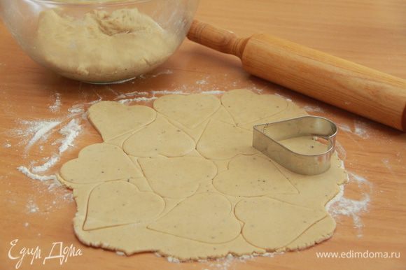 Тесто раскатать в пласт толщиной 5 мм. С помощью формы для печенья вырезать фигурки.