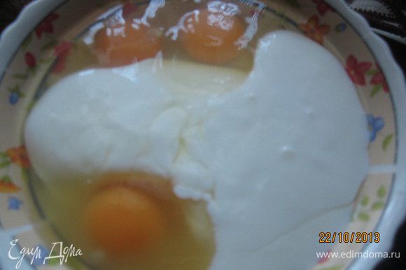 Яйцо и кефир перемешать, добавить соль, перец по вкусу.