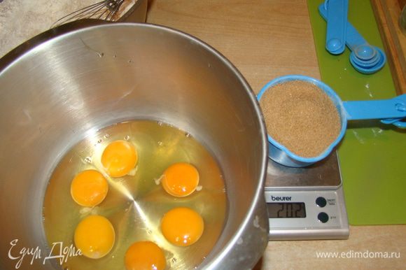 Сахар взбиваем с яйцами в пышную пену.