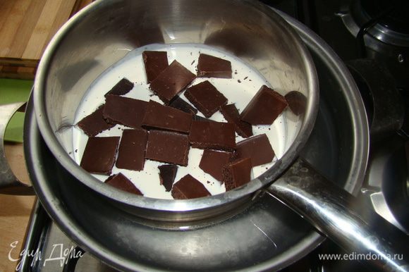 Для ганаша: на водяной бане растапливаем шоколад со сливками, хорошо перемешивая до однородности.