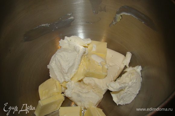 Для крема: взбиваем мягкий сыр и масло, отдельно взбиваем сливки с частью сахарной пудры, смешиваем.