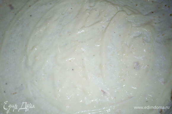 Приступаем к сборке пирога. На дно подходящей по диаметру, смазанной маслом, формы кладем лист лаваша. Смазываем лаваш соусом бешамель (примерно 2 ст.л.).