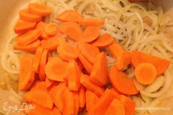 Добавить морковь и еще жарить 3–4 минуты.