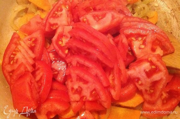 Сразу же добавить помидоры, соль, сахар и специи по вкусу. Потомить 3–5 минут.