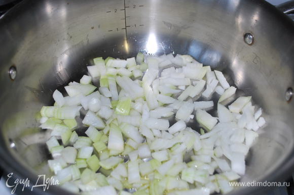 Измельчить лук, обжарить в сотейнике на оливковом масле до мягкости, добавить мелко порезанный бекон и чеснок и жарить еще 1 минуту.
