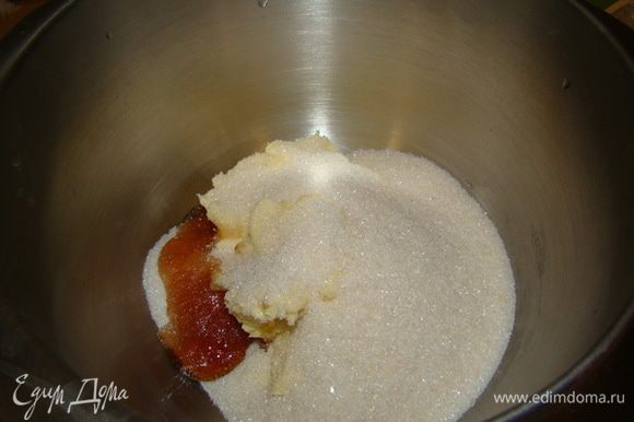 Масло, сахар, сироп соединить в чаше миксера. Взбивать на высокой скорости 2-3 минуты.