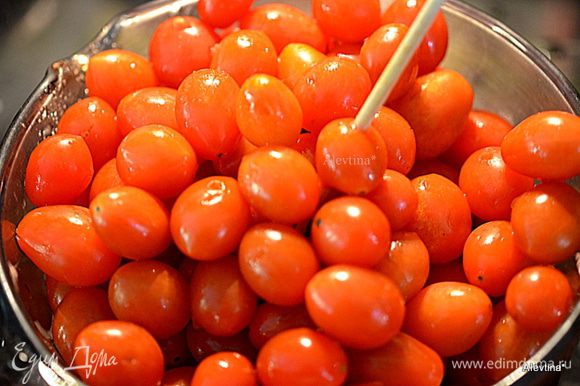 Промоем помидоры под проточной водой. Затем воду слить. Каждый томат проткнуть зубочисткой или шпажкой.