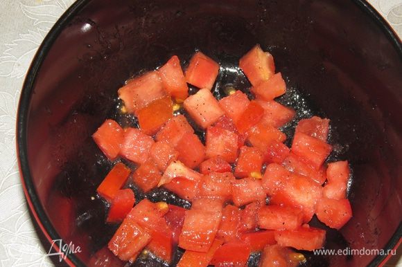 Снять кожицу с помидоров. Удалить семена и нарезать маленькими кубиками. Посолить, поперчить, добавить оливковое масло.