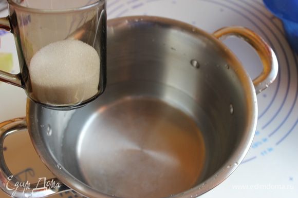 Приготовьте маринад. В воду добавьте сахар, соль, масло и лавровый лист. Поставьте на огонь. Как только закипит, добавьте полстакана уксуса.