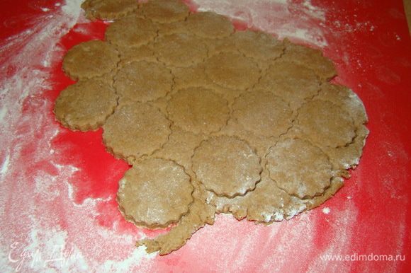 На припыленной мукой поверхности раскатать тесто, разрезать на квадраты или воспользоваться любимой вырубкой для печенья