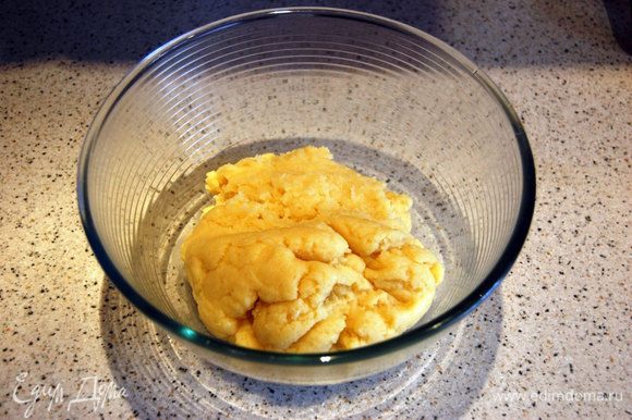 ....и перекладываем горячее тесто в миску, что бы немного его охладить, иначе при добавлении в него яиц - они могут свернуться...Перемешивая тесто лопаткой минут 10, помогаем ему быстрее охладиться...Как только температура теста станет приемлемой (можно дотронуться пальцем, если вам будет не горячо, значит оно остыло достаточно) можно начинать добавлять яйца...