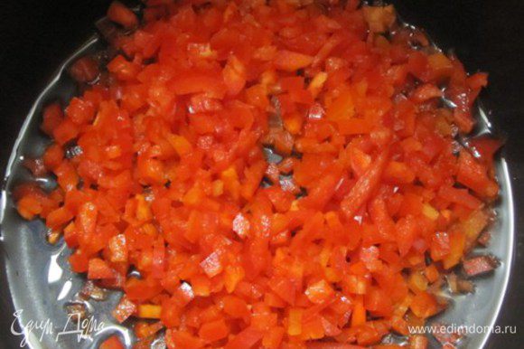 В сковороду налить растительное масло, нагреть, выложить нарезанный перец.