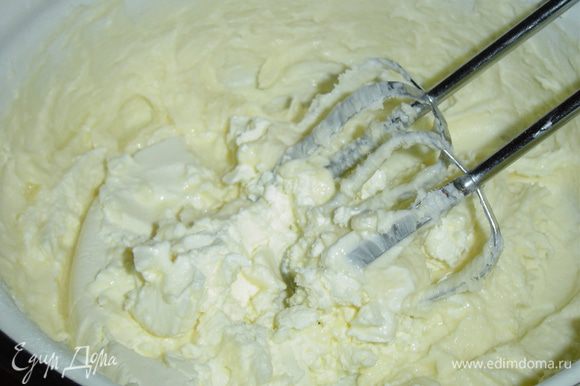 Крем готовится быстро и просто, сначала взбиваем с сахарной пудрой размягченное масло до пышной массы, а затем частями добавляем сливочный сыр, не прекращая взбивать.
