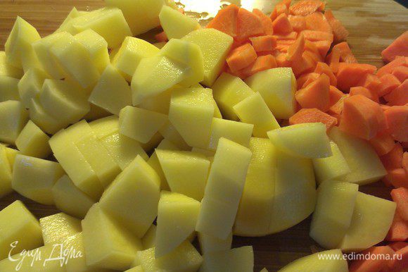 Картофель и морковь порежьте на квадратики и положите в кипящий бульон.