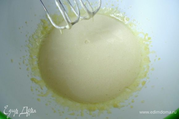 Яйца разделить на белки и желтки. Желтки взбить с сахаром до пышной пены.