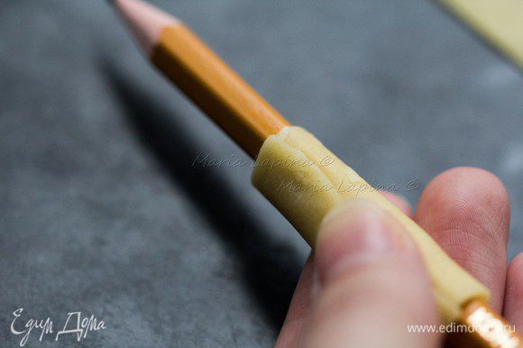 Их нарезаем на 3-4 части, каждую оборачиваем вокруг карандаша и как следует скрепляем пальцами. Затем снимаем с карандаша и у нас получаются полые трубочки.