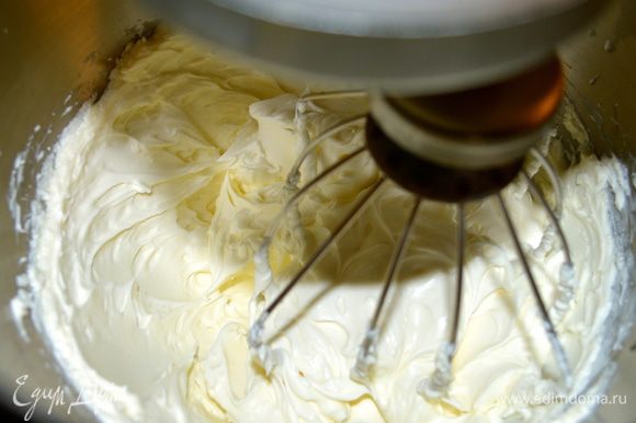 Для начинки взбиваем кремовый сыр, сахар и ваниль до однородной массы. По одному добавить яйца, хорошо взбивая после каждого. Равномерно покрыть кремом корж.